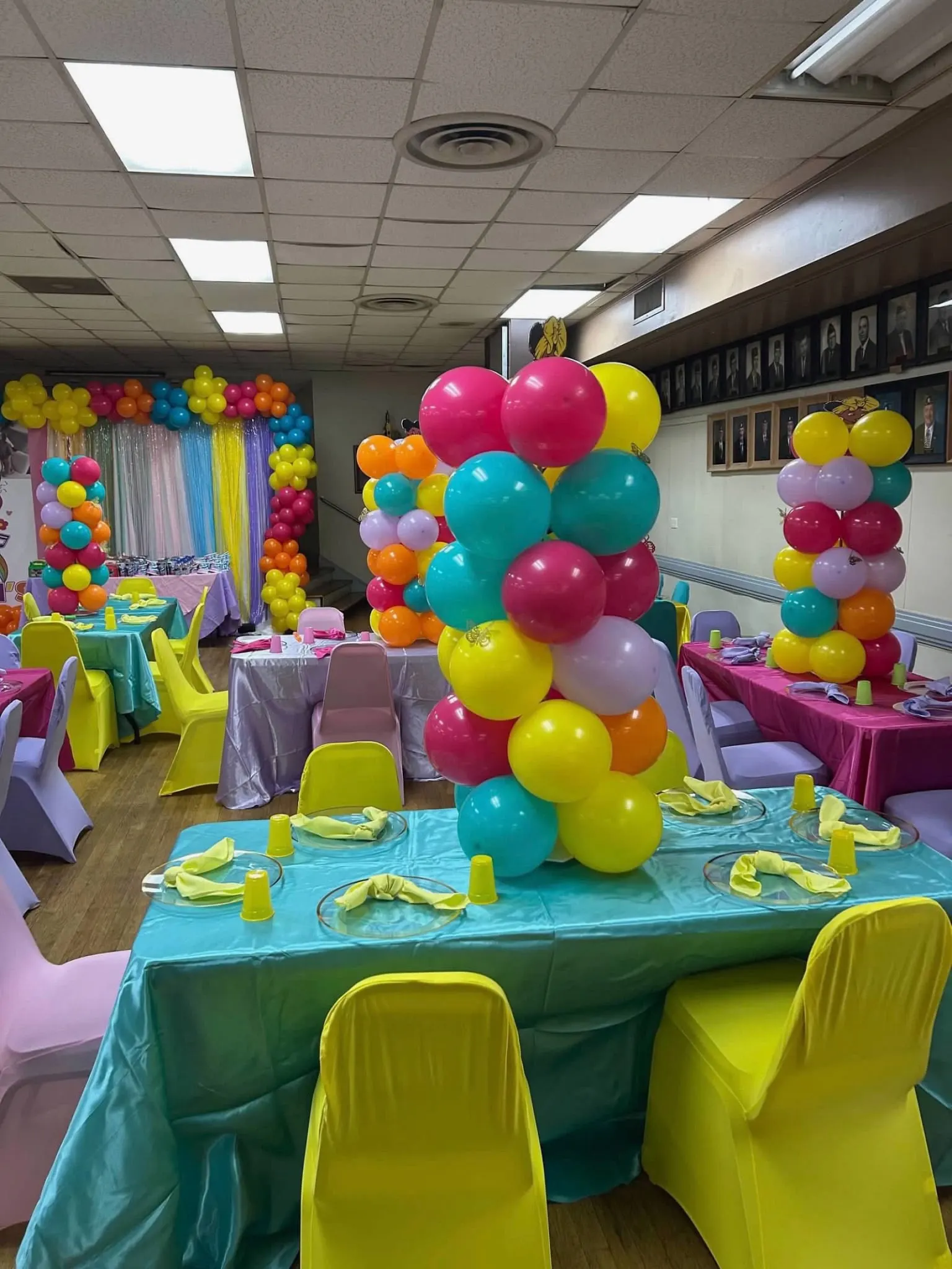 Bright balloon centerpiece with coordinated turquoise and yellow place settings